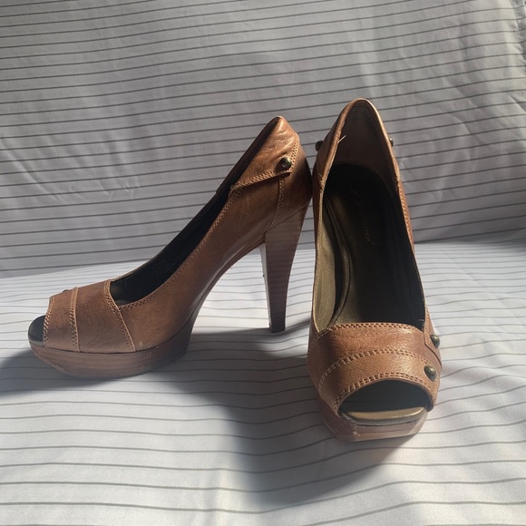 BCBGENERATION RUSSELL PLATFORM LEATHER PEEP TOE - Picture 2 of 8